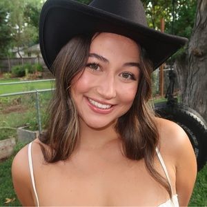 Meet your Posher, Ella